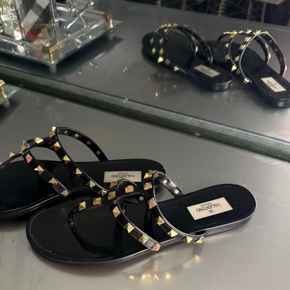 Valentino Rockstud rubber sandals - Black with Gold hardware